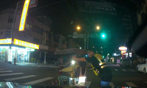 肢障男深夜電動輔助車佇路中，龍潭警揮汗推車護送返家。