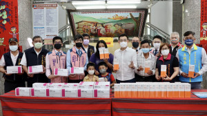 立委江啟臣號召國際青年商會等民間力量購買快篩，捐贈1千劑試劑給台中市和平區公所。