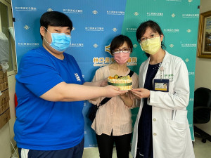 彥佑送蛋糕感謝媽媽和護理師的畫面（長庚醫院提供）