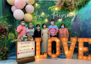 林小姐與鑽石婚阿公阿嬤一同辦結婚登記見證幸福的一刻