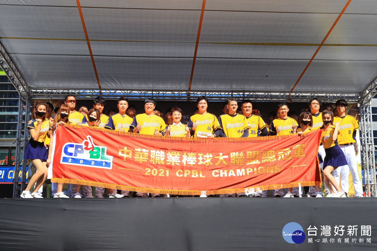 台中市長盧秀燕(中)積極參與近年火熱的職籃運動。