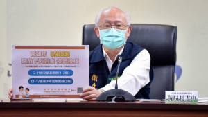 ▲衛生局長黃志中說，BNT疫苗即日起開放接種，對象為一般民眾(18歲以上)接種1、2、3劑；青少年(12-17歲)接種1、2劑。