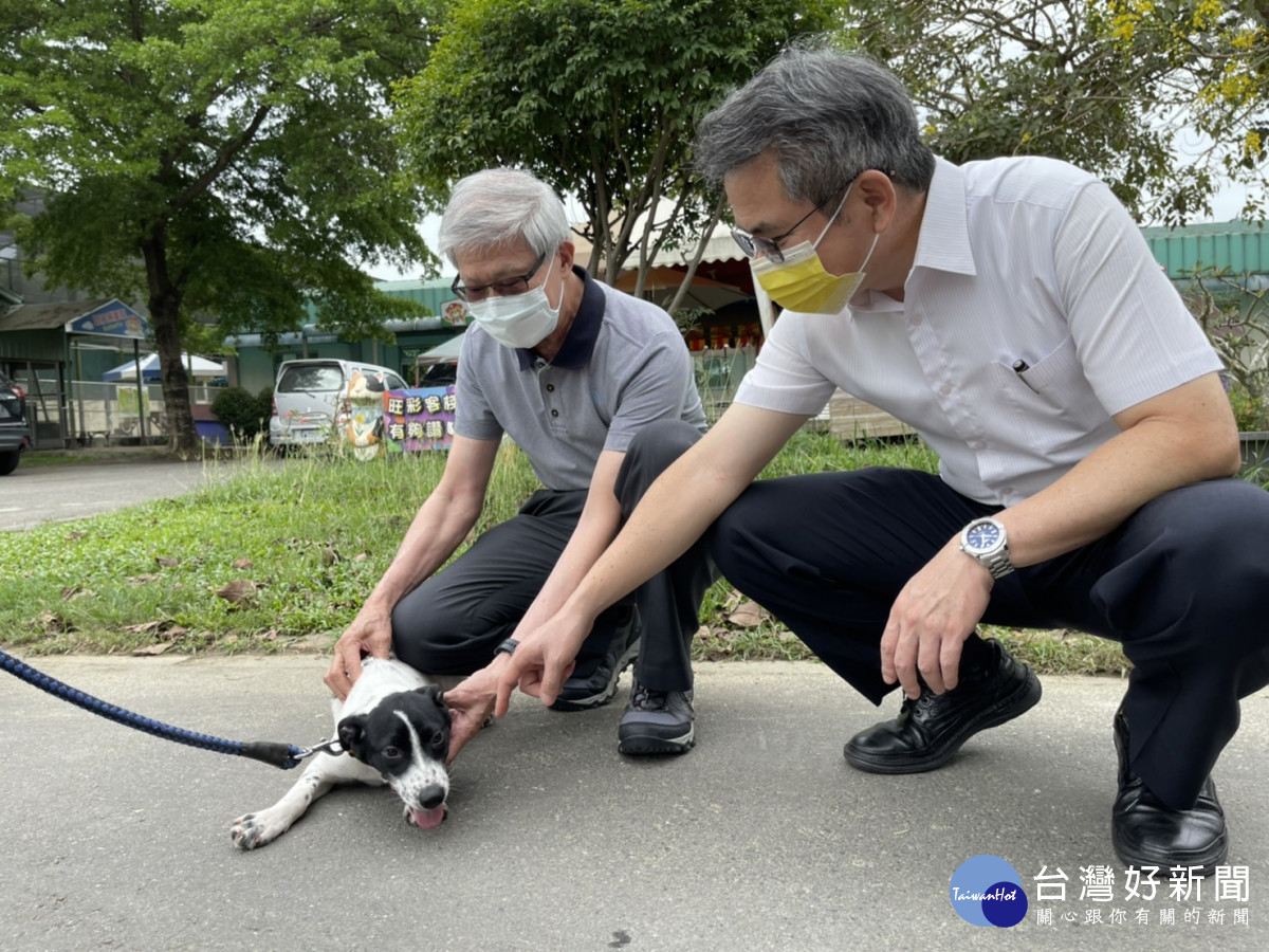 社團法人中華民國保護動物協會（APA）理事長李朝全偕同臺南市動物防疫保護處處長吳名彬參觀動物之家善化站。(南市動保處提供)