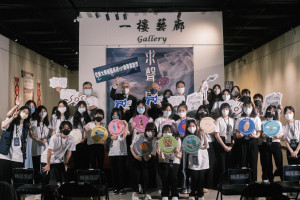 世新大學新聞系所畢業展----求聲．囚生SOS（中正紀念堂一樓藝廊展出）參展畢業生大合照／世新大學提供