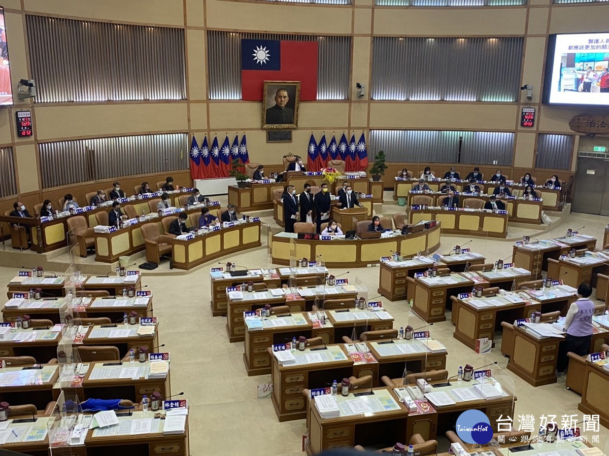 市政總質詢首日登場的是無黨團結聯盟蔡錦賢、李翁月娥、金中玉等議員,質詢聚焦在防疫議題