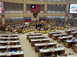 市政總質詢首日登場的是無黨團結聯盟蔡錦賢、李翁月娥、金中玉等議員，質詢聚焦在防疫議題