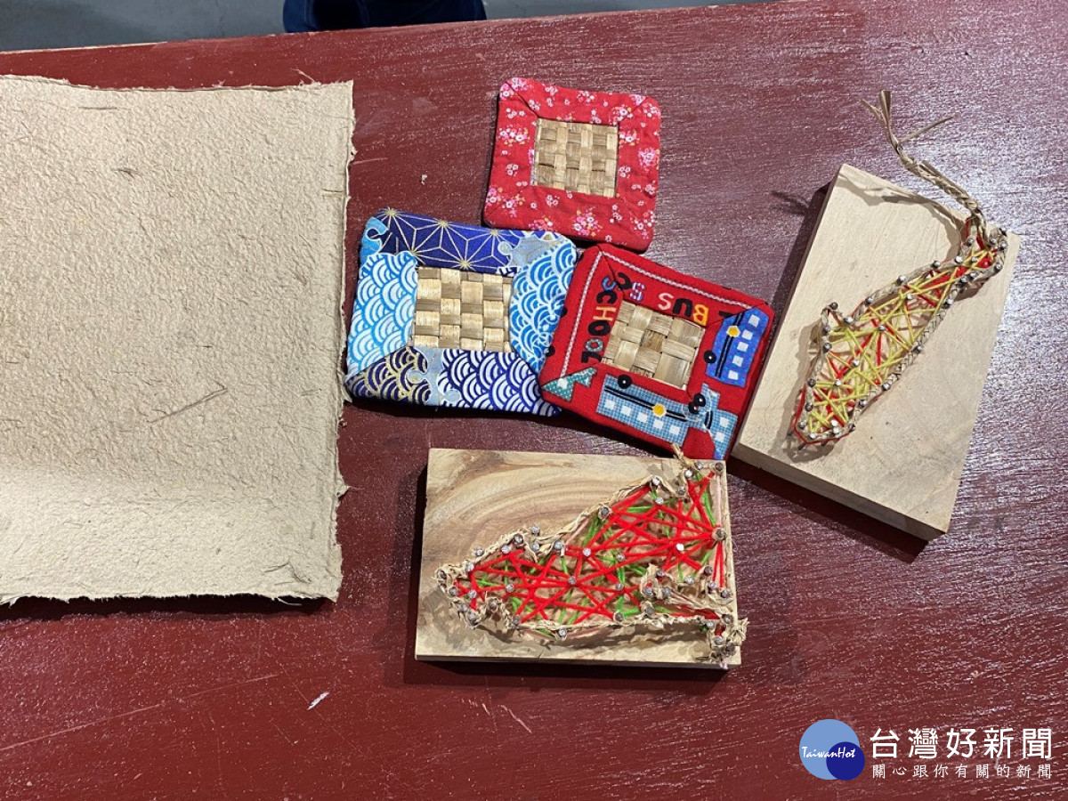 香蕉假莖抽絲後的細纖維可以紡成布，粗的纖維則是製作成別緻的工藝品。（圖/記者賴淑禎攝）