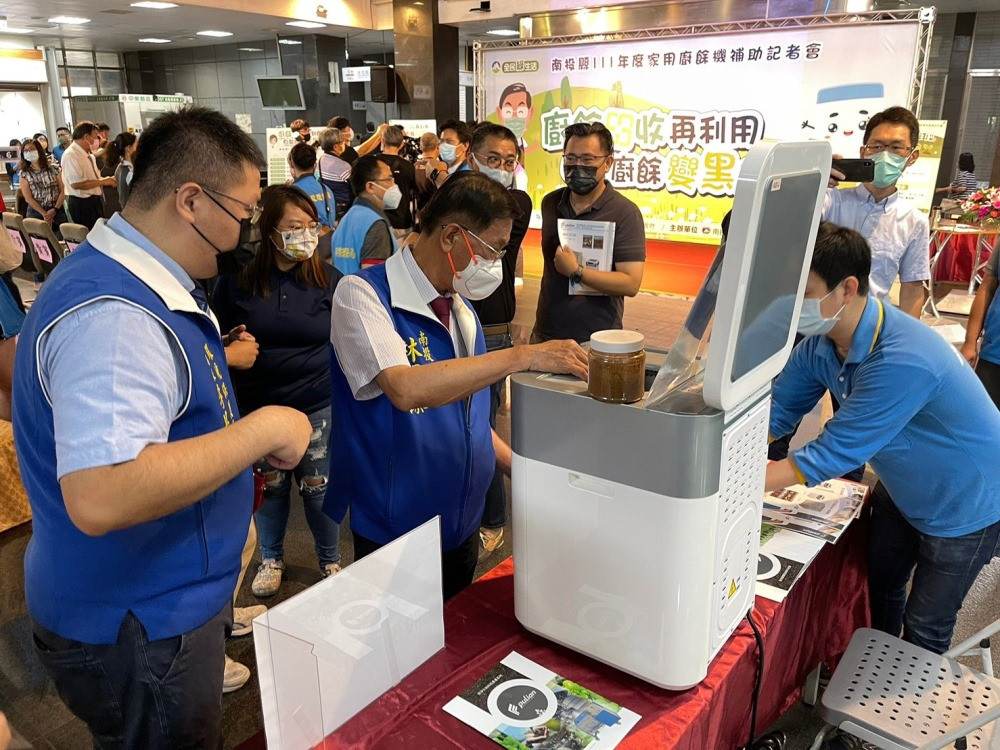 南投縣長林明溱跟環保局長李易書看廚餘機操作。（圖/南投縣政環境保護局）