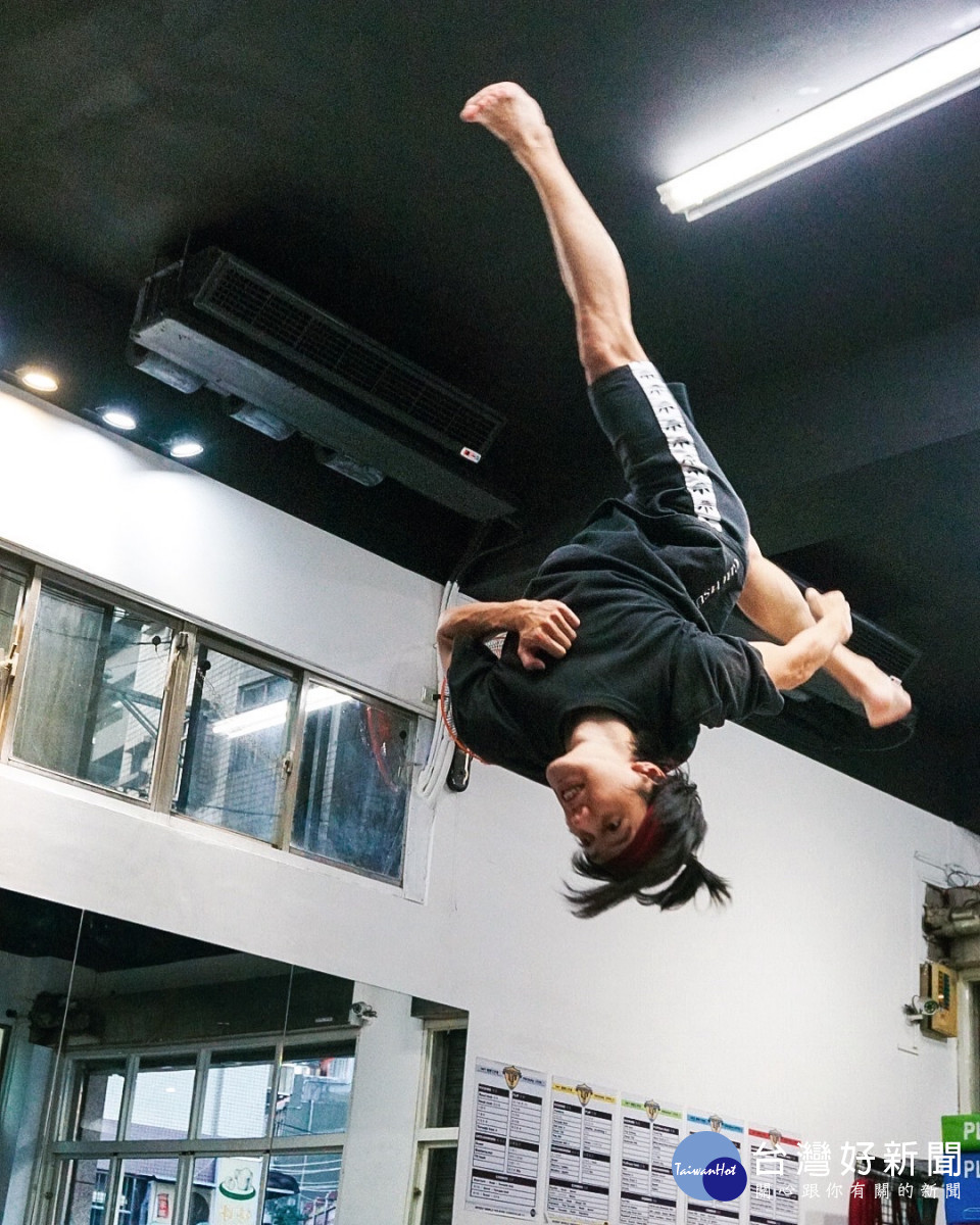 台灣首位Tricking運動教練，展望會自立青年吳奇軒堅持夢想，「翻」出生命新高度