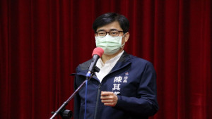 ▲陳其邁於議會質詢上表示，要評估要擴大辦理微型保險。