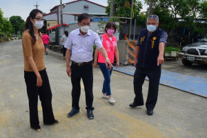 南投縣長林明溱會同立委許淑華、縣議員張嘉哲前往實勘南投市漳和里、漳興里、嘉興里會勘3處巷道及1處防汛道路，發現路面破損嚴重縣府斥資進行改善工程。(圖/南投縣政府)