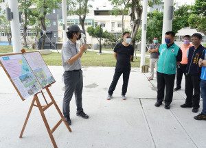 台中市潭子區潭陽公園沒有公廁，市議員蕭隆澤(右二)接獲居民反映「不方便」，向養工處爭取新建「陽光公廁」。
