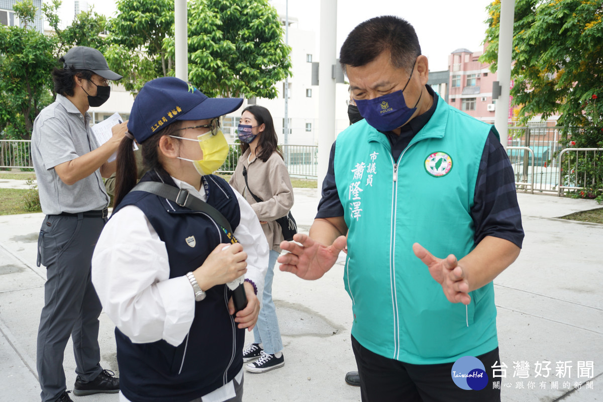 台中市議員蕭隆澤(右)認為「陽光公廁」要給人清新、眼睛為之一亮的感覺，希望加強美化設計。
