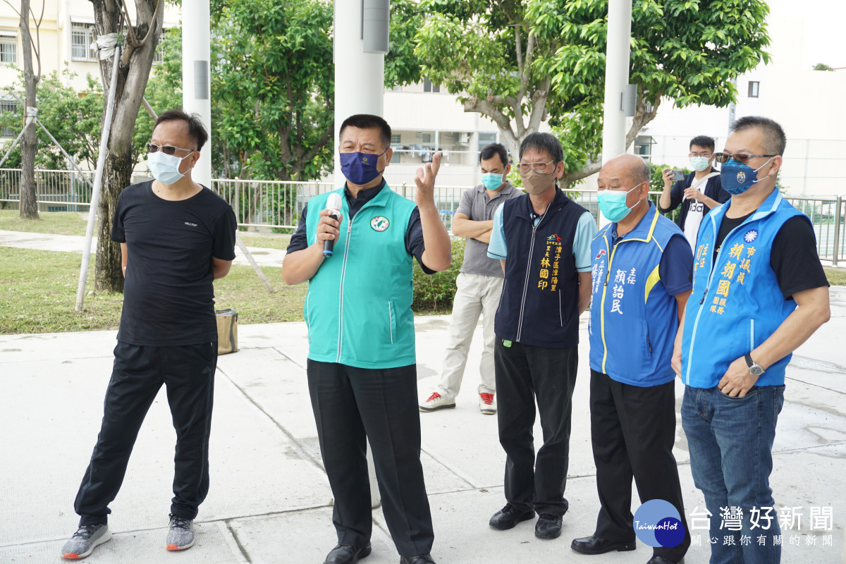 台中市潭子區潭陽公園沒有公廁，市議員蕭隆澤(左二)接獲居民反映「不方便」，向養工處爭取新建「陽光公廁」。