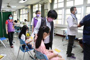 彰化縣長王惠美前往校園關心學童施打疫苗情形。圖／記者鄧富珍攝