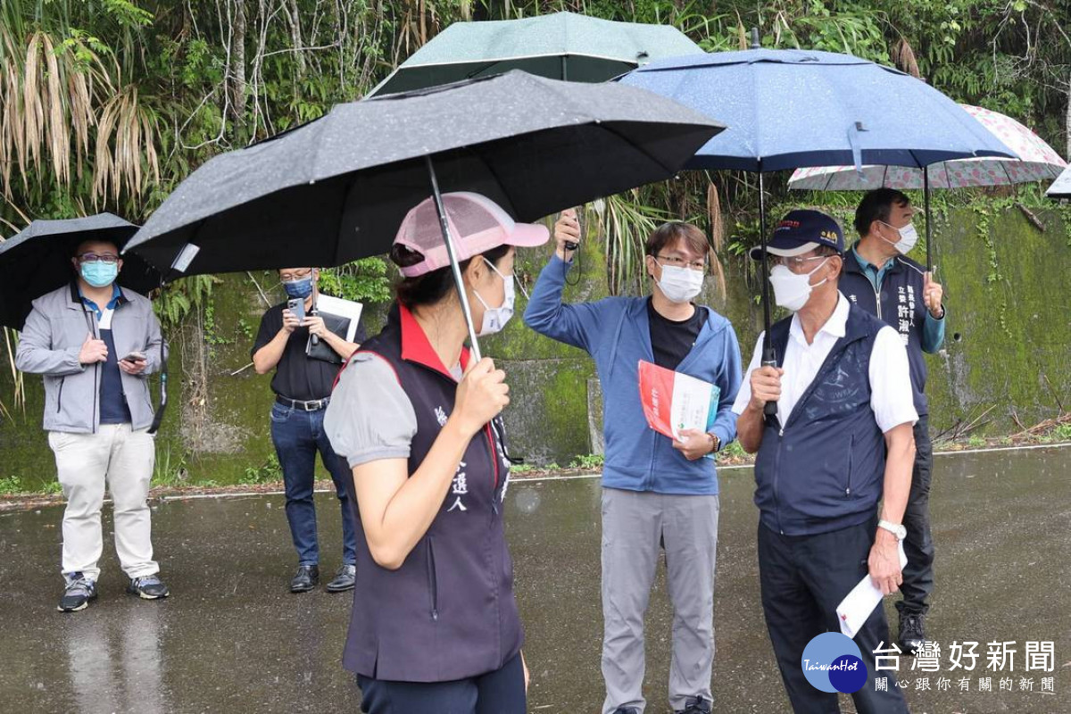 林縣長冒雨會勘改善工程。