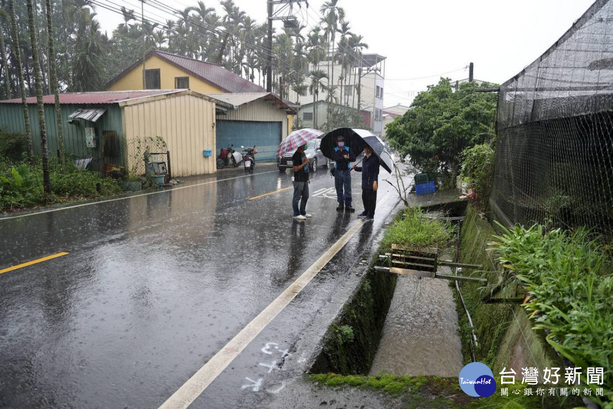 林縣長冒雨會勘排水溝改善工程。