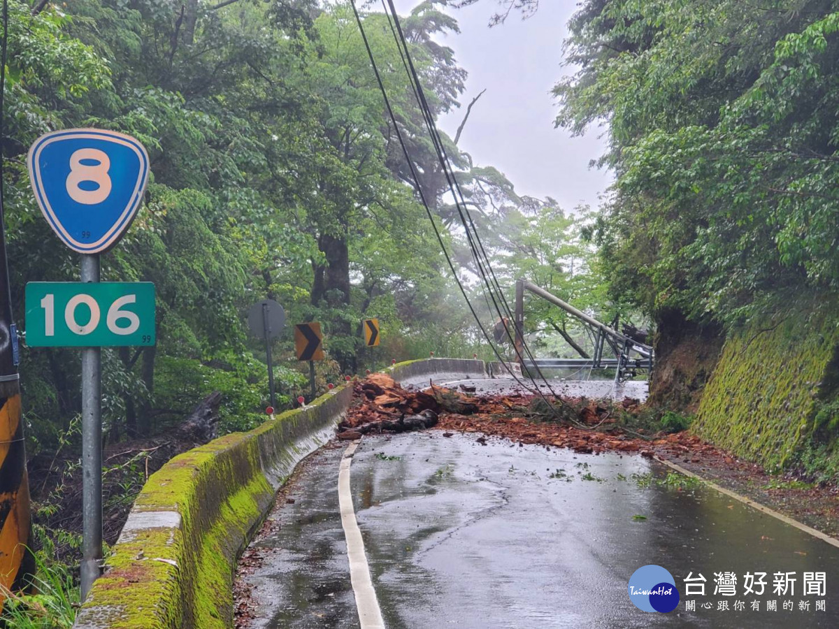 台8線106k大禹嶺路段樹木及電桿倒塌，造成道路雙向阻斷。