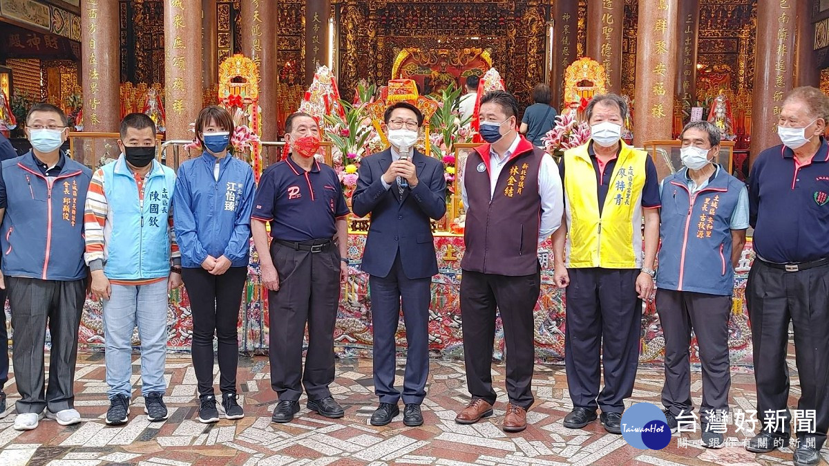 副市長陳純敬今(26)日特別前往土城五穀先帝廟參拜，並敬獻五穀先帝廟「佑我群黎」匾額