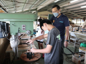 同安國小校長施皇羽，帶著全校師生走出校園，與社區耆老互動交流，和老師們共同學習並推展學生做中學的技能。圖／彰化縣政府提供