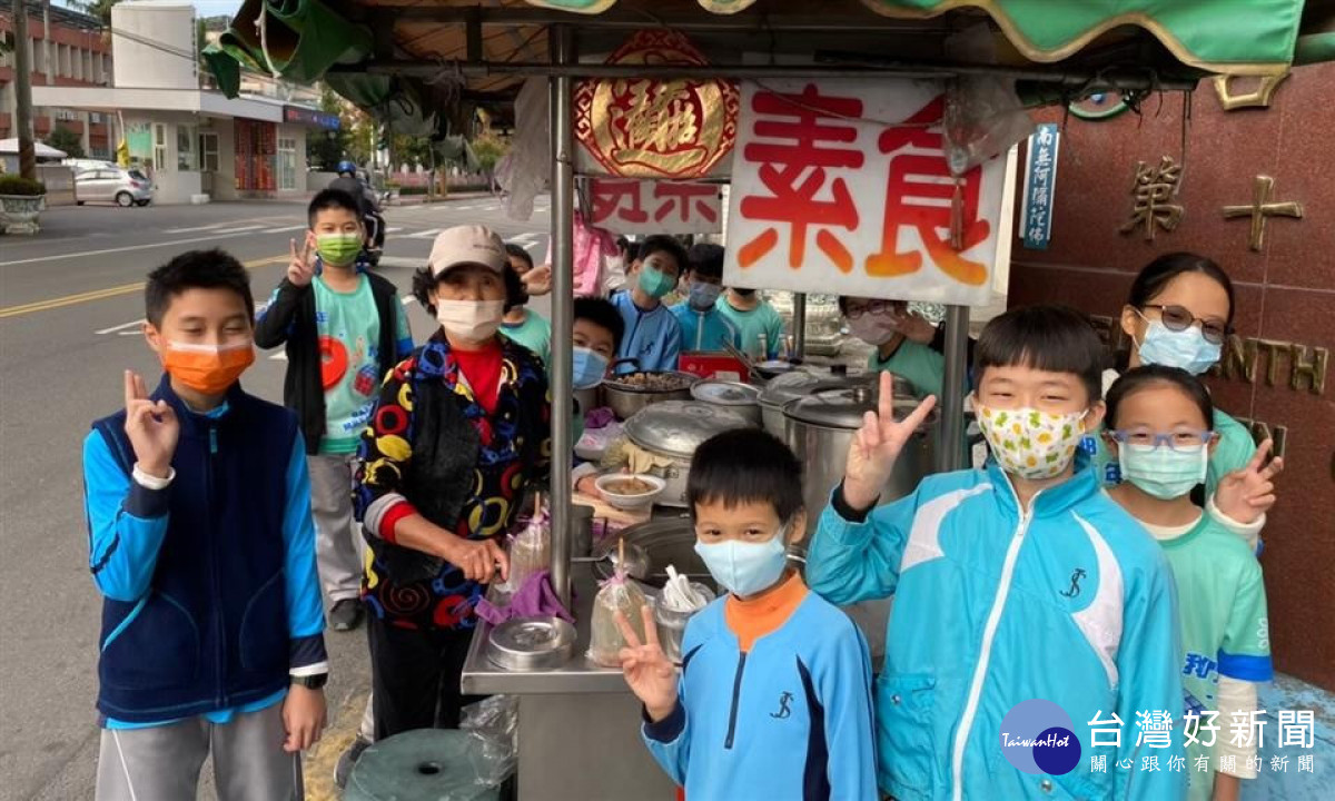 靜修國小學生走訪當地小吃，發現因地而異之飲食文化。圖／彰化縣政府提供