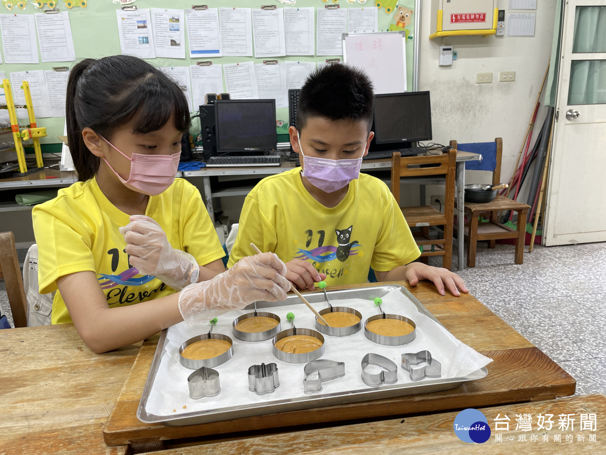 瑞穗國小資優班17位學生自製甜點，透過網路、實體、客製化等多種方式銷售，賺取的利潤全額捐助信望愛智能發展中心。