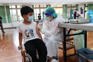 南投縣政府已陸續排定全縣滿5歲至17歲學生校園接種BNT疫苗期程，26日在草屯富功國小展開該校學童接種作業。（圖/南投縣政府）