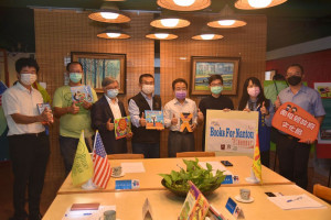南投縣政府文化局與18度C文化基金會共同辦理「111年Books For Nantou 免費外文書索取計畫」，26日下午在文化局圖書館舉行贈書儀式。(圖/南投縣政府)