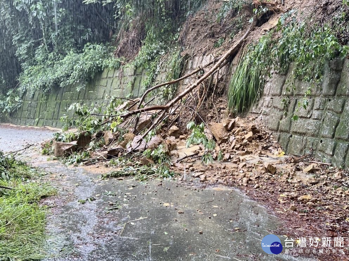 暴雨襲擊台中，致山城多處道路邊坡坍塌、樹木傾倒，落石阻斷交通。