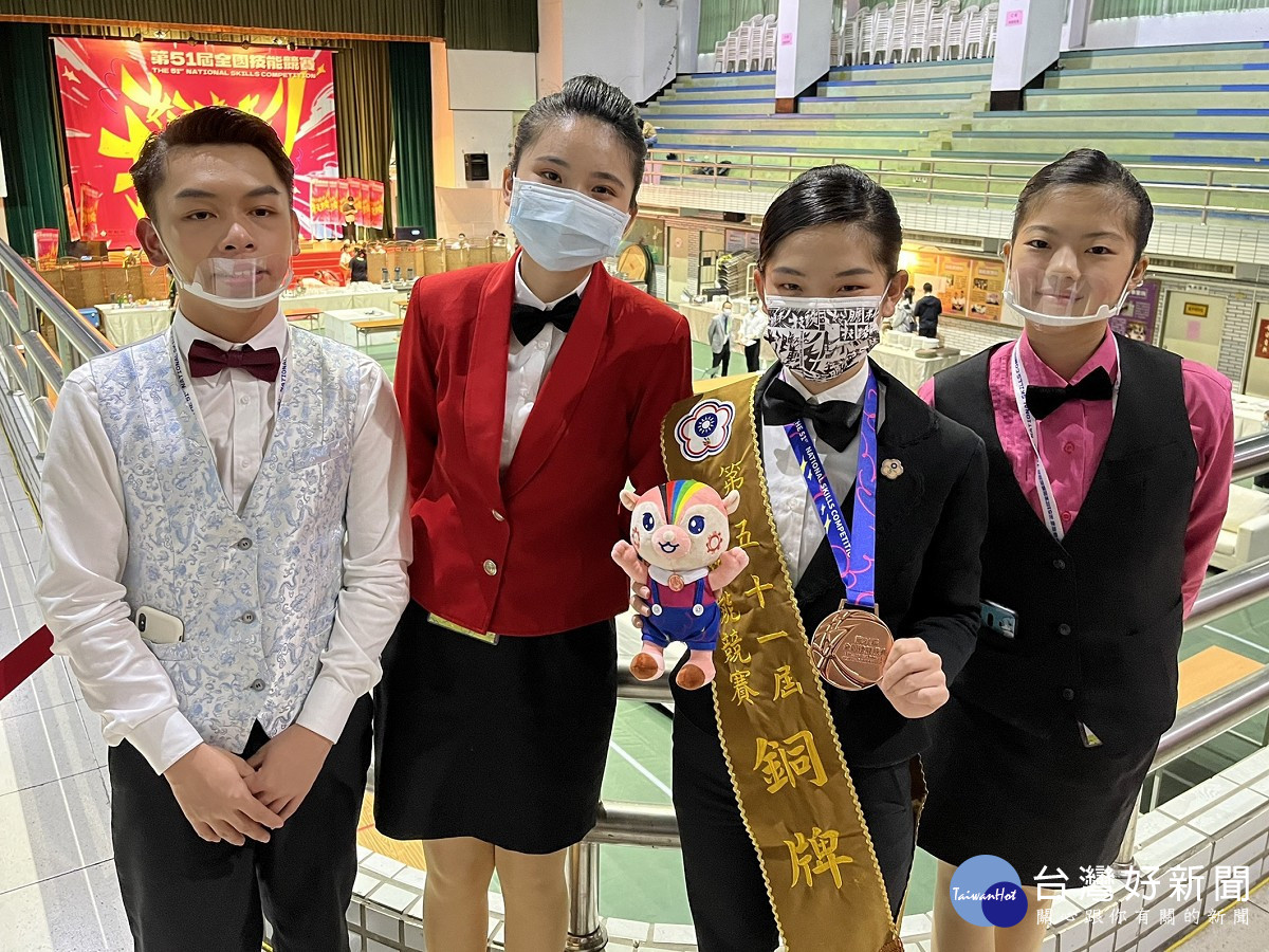 獲得全國技優學生石門實驗國中簡愷葶同學，更是勞動部第51屆全國技能競賽餐飲服務職種青少年組銅牌得主