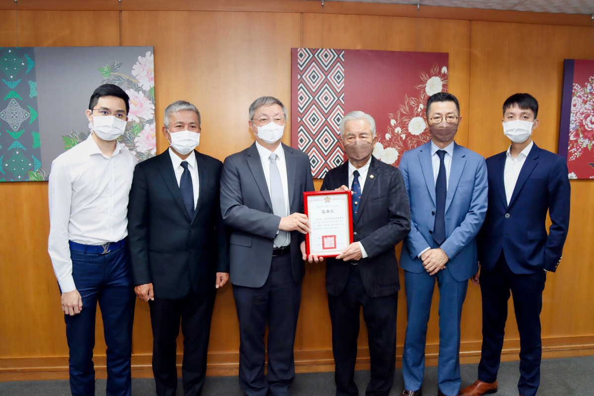 力挺醫護！國策顧問、益州集團董事長秦嘉鴻（右三）捐贈N95口罩2萬片給台北榮總桃園分院。圖／記者楊博喻攝影
