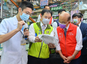 行政院長蘇貞昌今（27）日到板橋視察「社區藥局防疫工作實務流程整體規劃」，感謝藥師、藥劑生及藥局等相關同仁兩年多來協助販售實名制口罩、快篩試劑