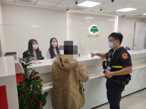 八德分局員警趕赴現場，與行員聯手苦口婆心勸說，幫婦人守住荷包。