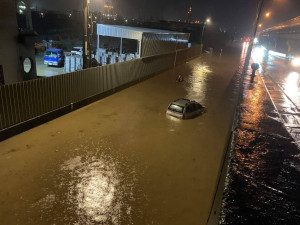 道路積水成小河，車輛拋錨駕駛受困，警、消合力救援。