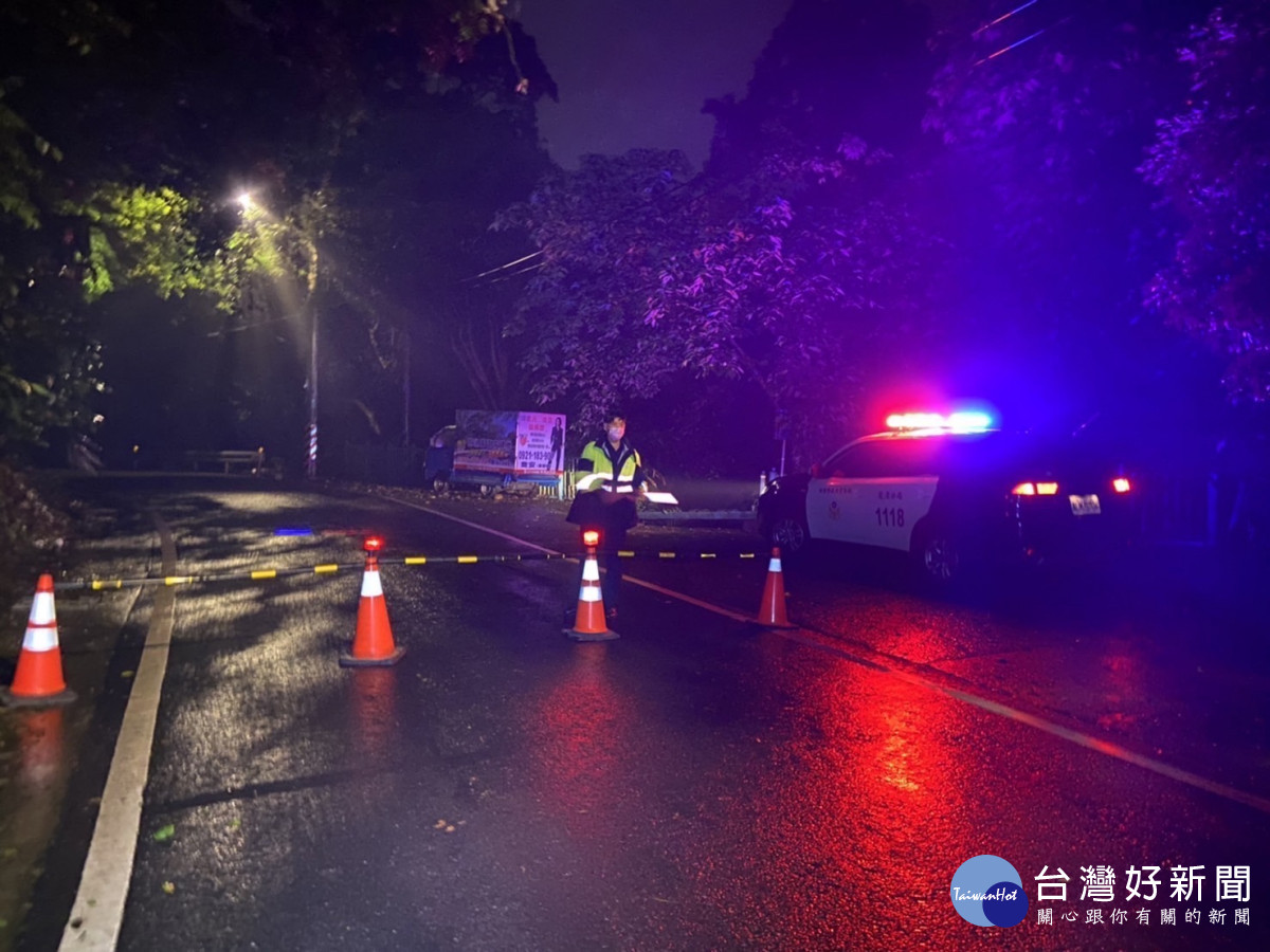 連日豪雨土石鬆動路樹倒塌，龍潭警交管及排除道路障礙。