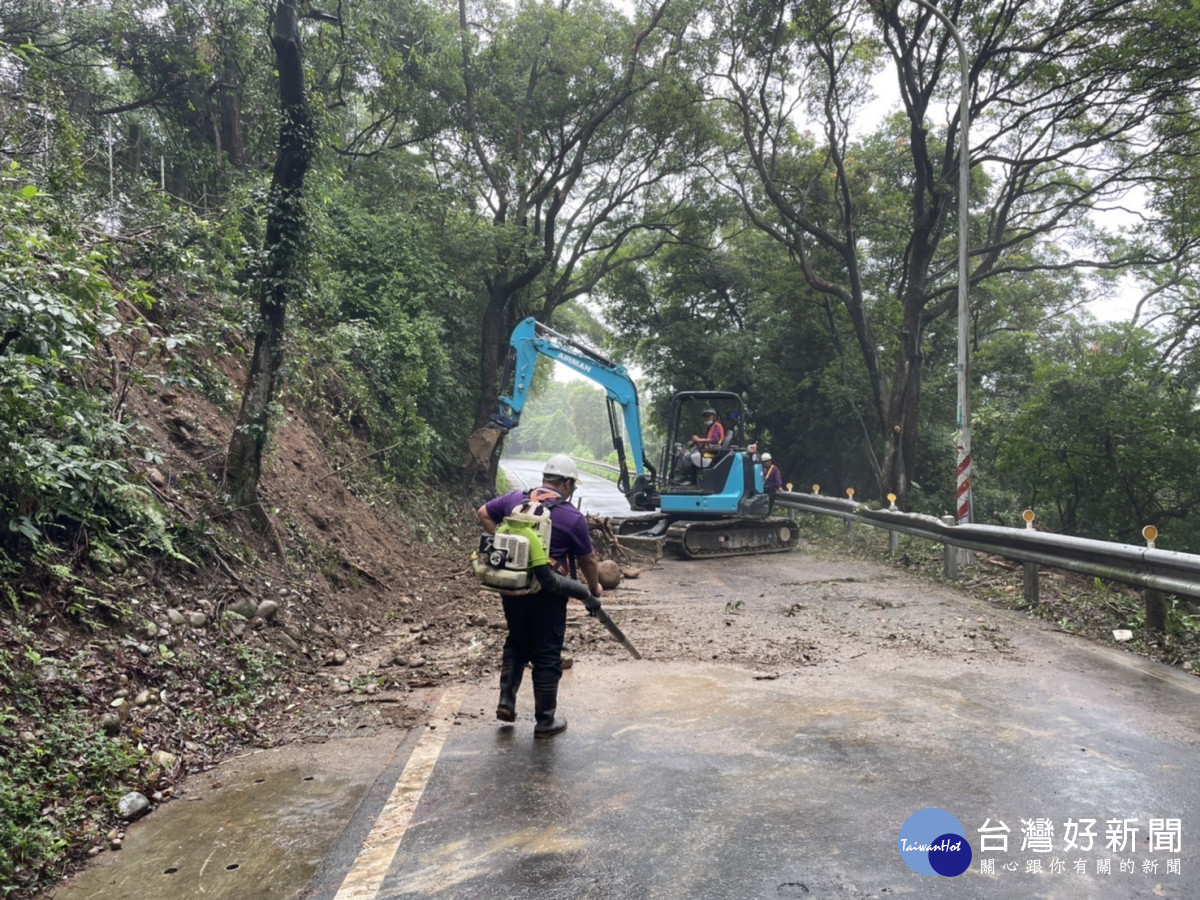 連日豪雨土石鬆動路樹倒塌，龍潭警交管及排除道路障礙。