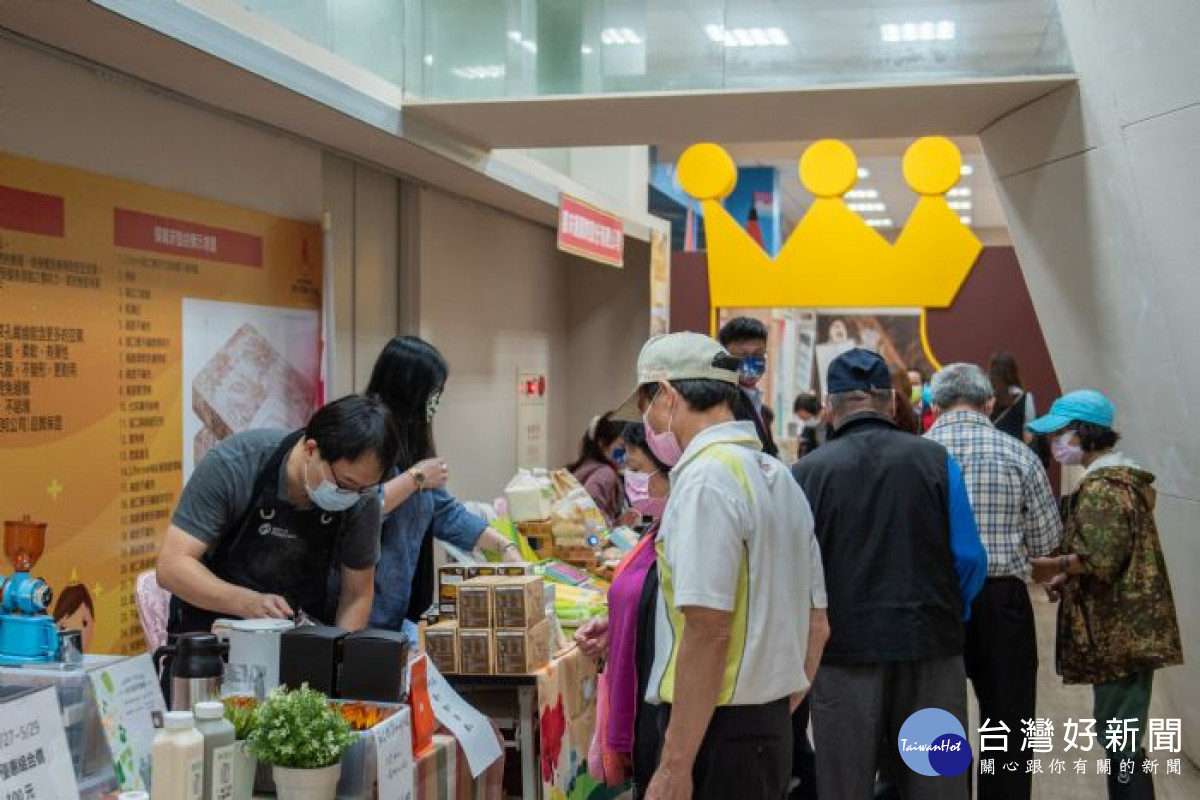 民眾參觀客家美食展區。