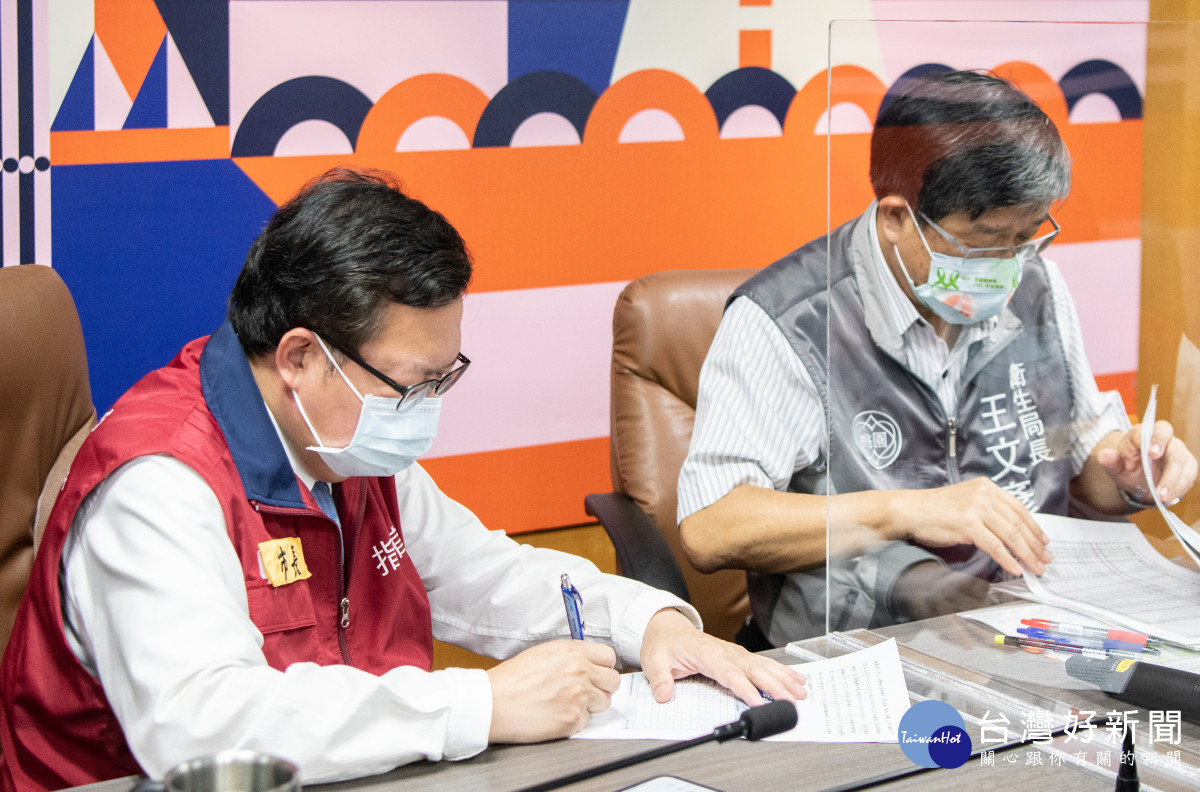 市長與衛生局長王文彥討論疫情發展。<br />
<br />
