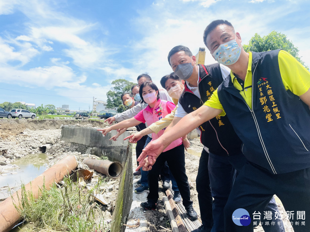 立法委員楊瓊瓔與台中市議員吳顯森爭取2200萬元經費整治塔蓮溝舊有土堤護岸。
