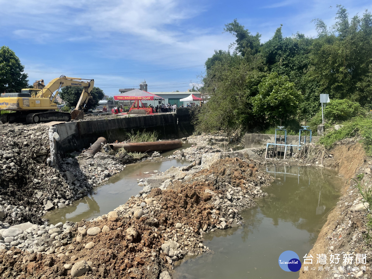 塔蓮溝上游河道為土堤或砌石護岸，易產生淤積且雜草叢生，通水能力明顯不足。