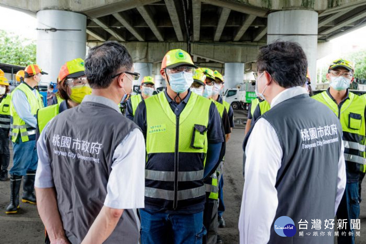 鄭市長慰勞防疫消毒大隊及清潔隊員，並致贈粽子禮盒及桃園在地蔬菜箱，感謝他們的辛苦付出。<br />
<br />
