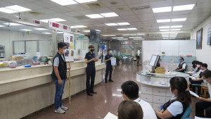 埔里分局長胡淑淨日前率隊拜訪轄內合作金庫、郵局等行庫，向行員分享最常見的詐騙手法及話術進行防詐宣導。