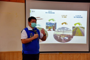 南投縣環保局長李易書在【你我一同維護 最美國道風景】道路監視加強取締記者會中說明，愛蘭交流道附近取締亂丟垃圾案件。(圖/南投縣政府)