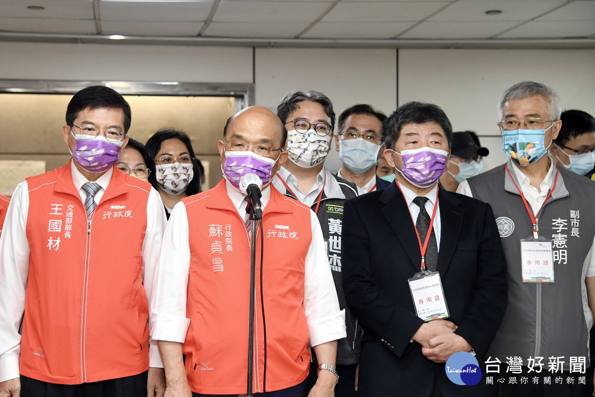 行政院長蘇貞昌前往桃園機場視察國內入境檢疫最新政策同時慰勉防疫工作人員。