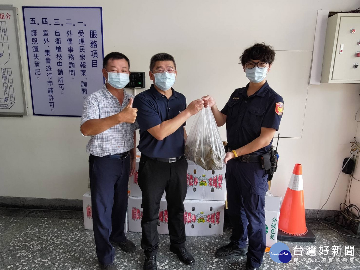 民雄警分局長黃維章(中)特別發送粽子，感謝同仁在端午佳節期間堅守崗位／警方提供