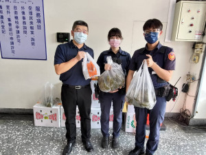 民雄警分局長黃維章(左)特別發送粽子，感謝同仁在端午佳節期間堅守崗位／警方提供