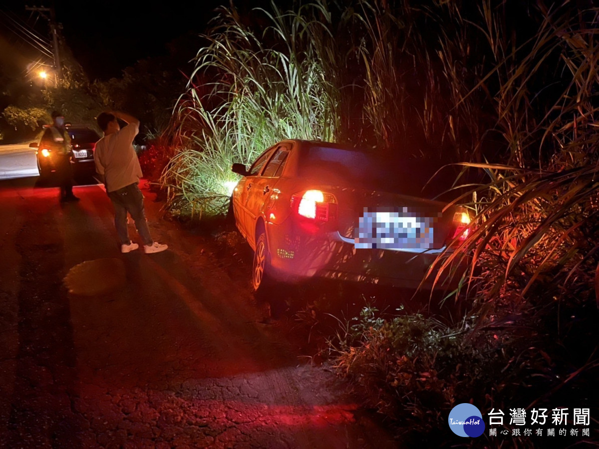 陳姓男子駕車行經台中東勢，因夜色昏暗，為閃避犬隻，衝向路旁草叢受困。