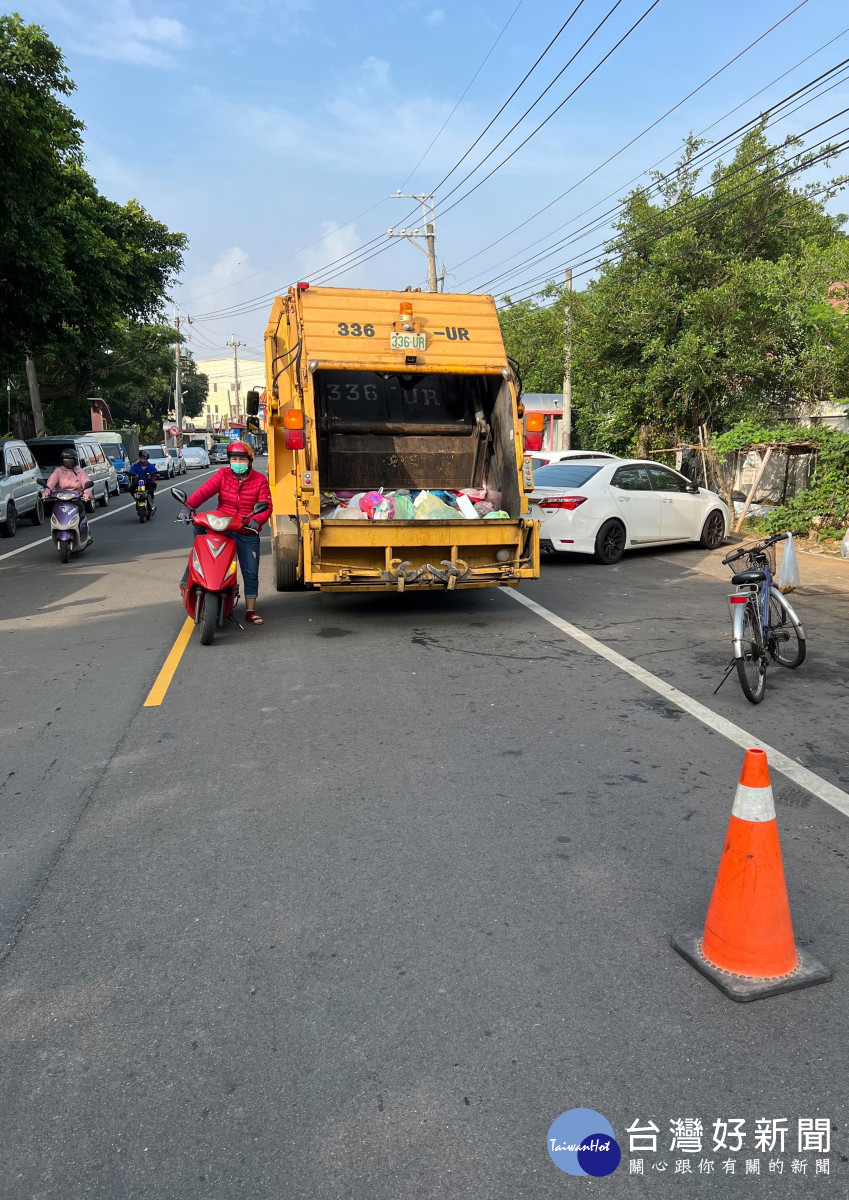 垃圾車被迫停在車道定點收運-大雅區清潔隊提供