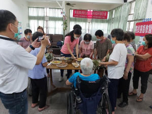 南投縣「巷弄長照站」為提升民眾參與度近期更搭配端午節有辦理包粽子活動讓長輩施展手藝、結合共學理念分享包粽子技巧、享用親手包的粽子感受濃濃的端午節慶。（圖/南投縣政府）