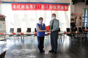 洪秘書長代表縣長贈國軍加菜金